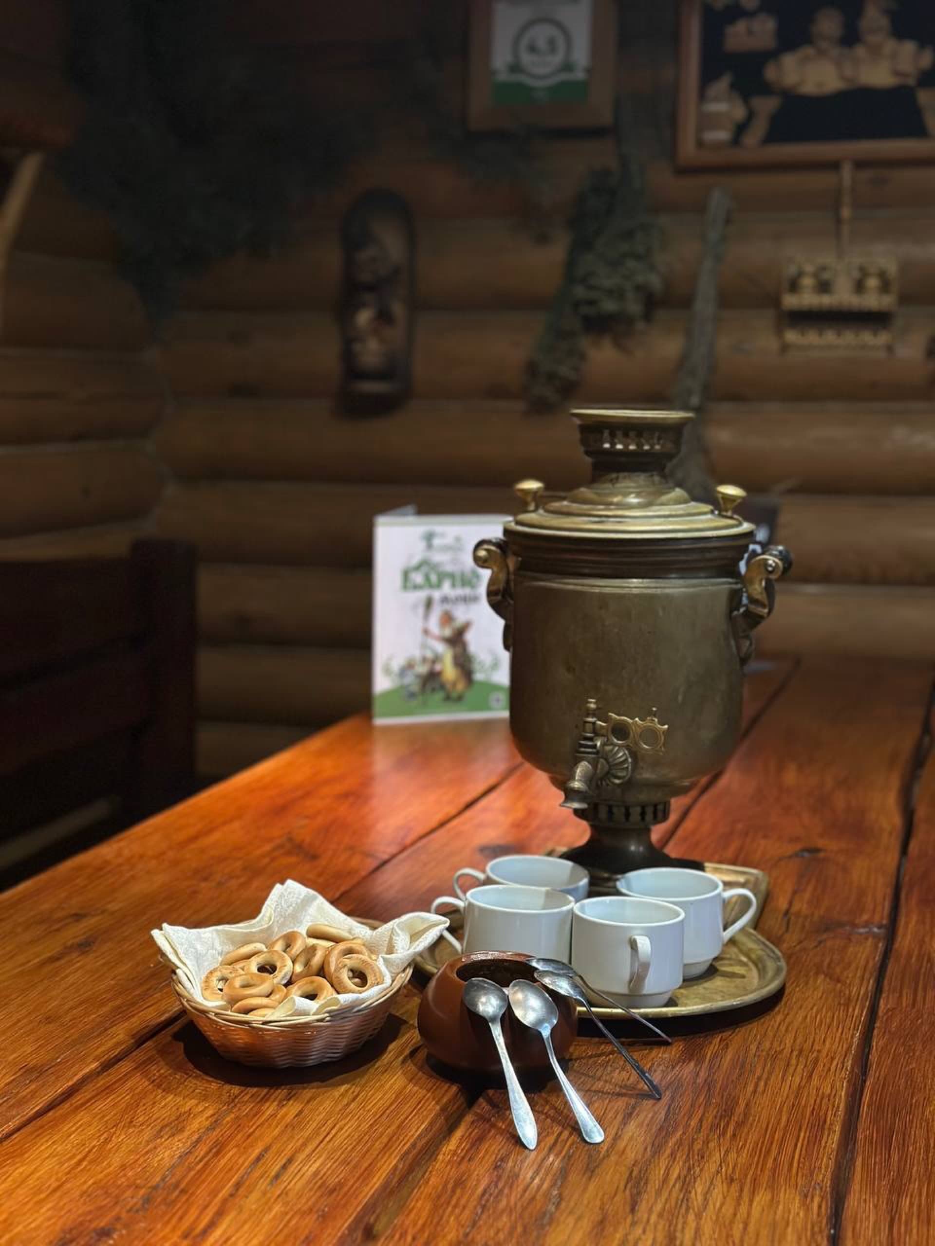 Самовар і кошик з баранками